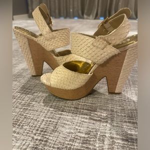 BCBGirls ivory platform textured croc sandals. Size 51/2